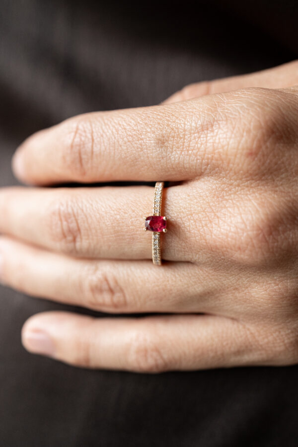 ANILLO CON ESPINELA Y DIAMANTES