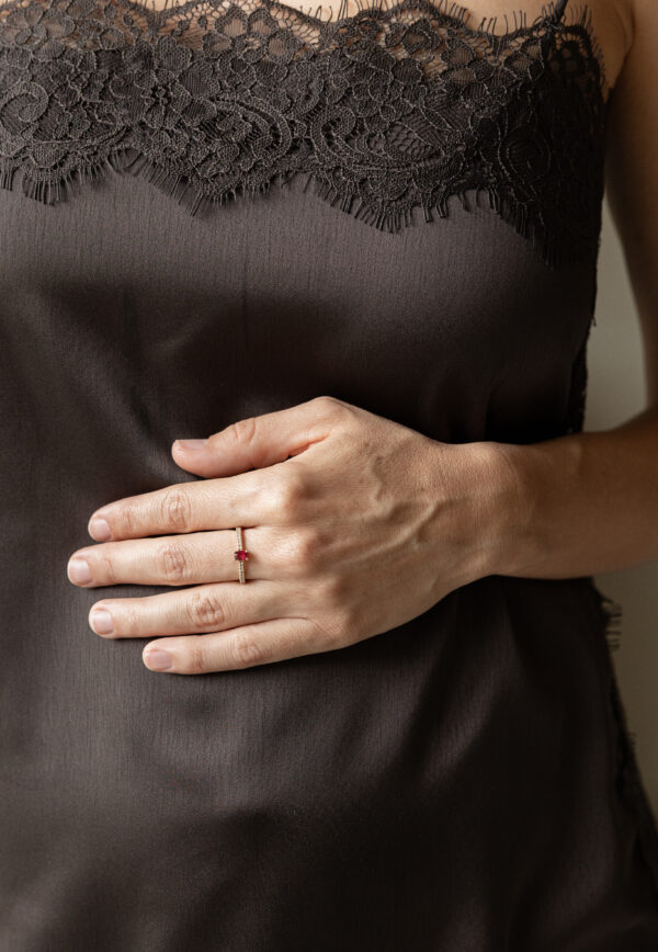 ANILLO CON ESPINELA Y DIAMANTES